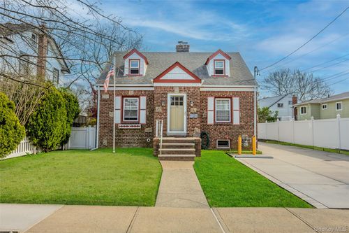 76 Davison Ave, Lynbrook, NY, 11563-1508 | Card Image