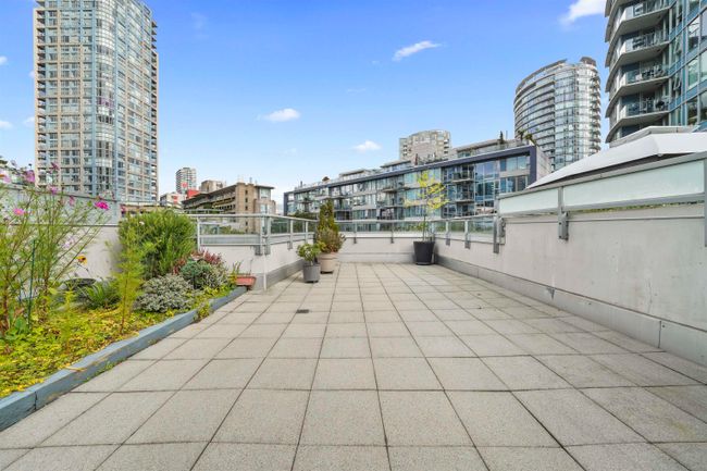 237 - 188 Keefer Place, Townhouse with 2 bedrooms, 2 bathrooms and 1 parking in Vancouver BC | Image 34