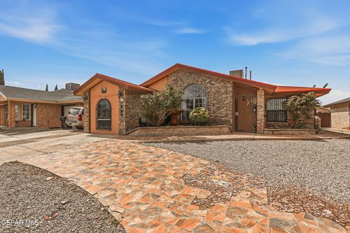 445 Las Palomas Dr, Horizon City, TX, 79928-7129 | Card Image