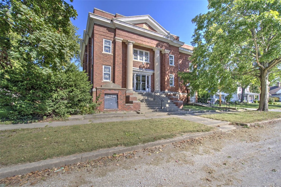 207 E Main St, Moweaqua, IL 62550