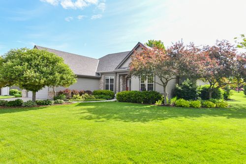 647 Hickory Hollow Rd, Waterford, WI, 53185-2888 | Card Image