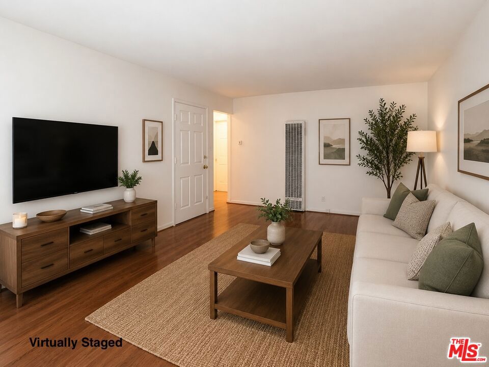 Residential Lease in Valley Village 2