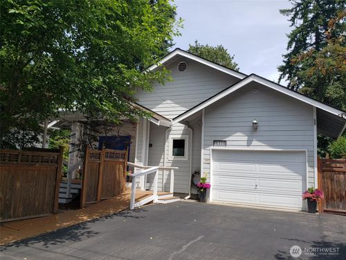 18208 25th Ave Ne, Lake Forest Park, WA, 98155-3910 | Card Image