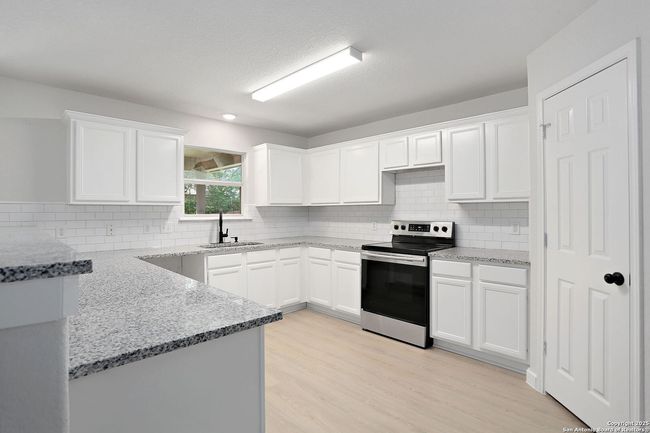9814 Shawnee Blf, House other with 4 bedrooms, 2 bathrooms and null parking in Converse TX | Image 11
