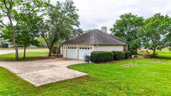 1212 W North St, House other with 3 bedrooms, 3 bathrooms and 2 parking in Louise TX | Image 45