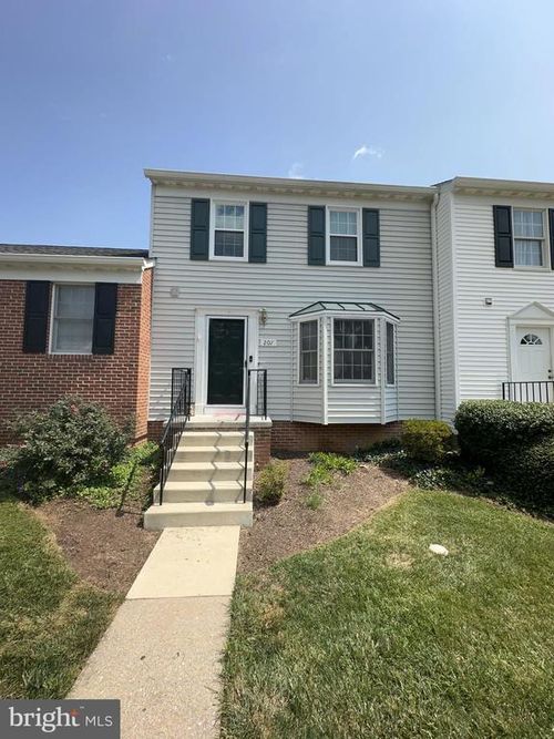 207 Fairfield Dr, WARRENTON, VA, 20186-3626 | Card Image