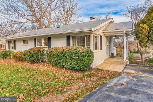 7016 Donna Cir, ANNANDALE, VA, 22003-1805 | Card Image