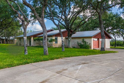 6 Windridge Dr, Beeville, TX, 78102-9759 | Card Image
