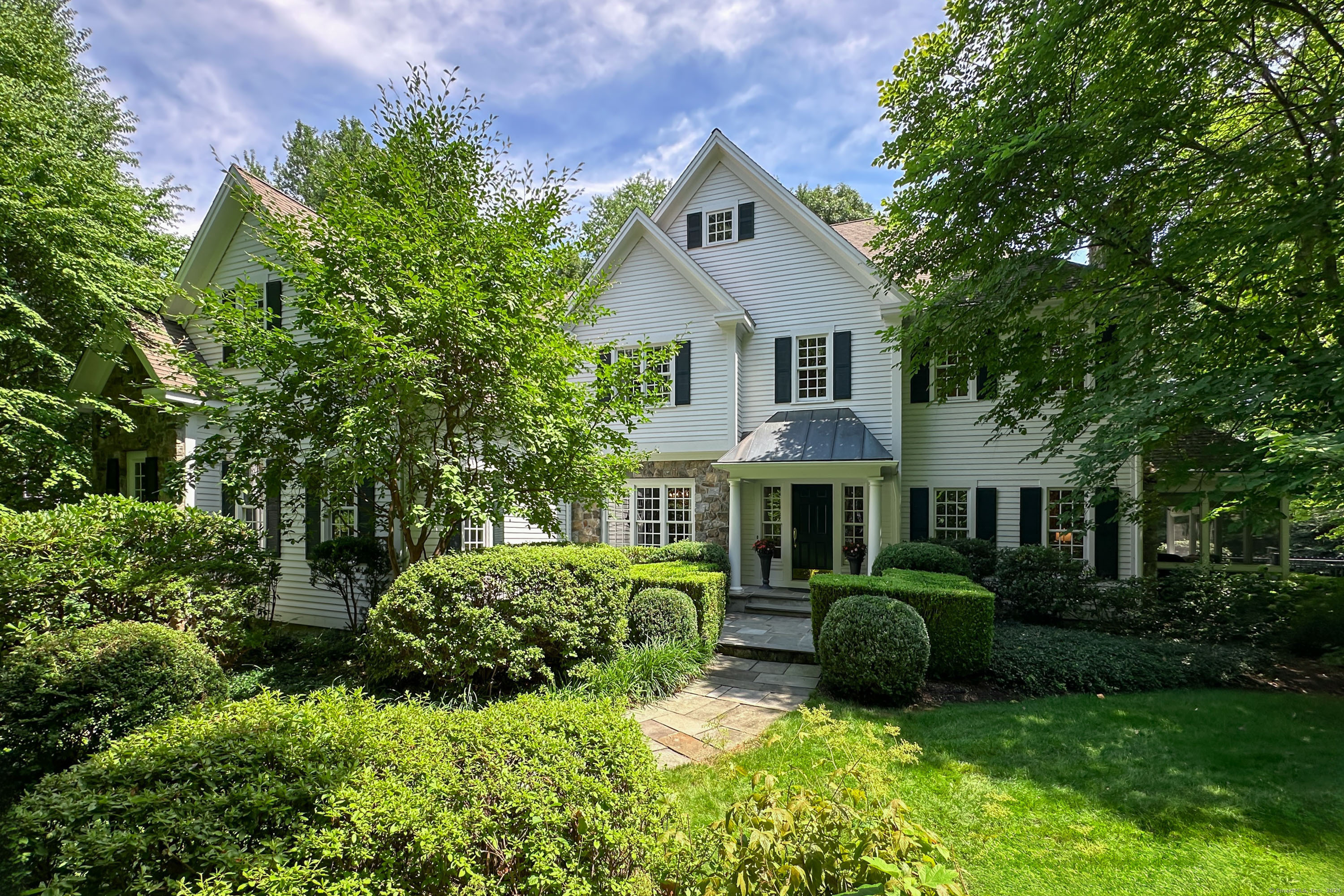 Merlins Ln, Newtown, CT 06470