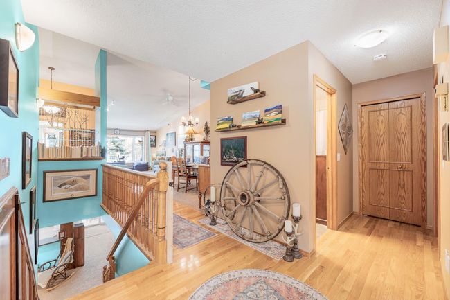 19 Sunrise Way, Home with 3 bedrooms, 3 bathrooms and 4 parking in Priddis Greens AB | Image 8
