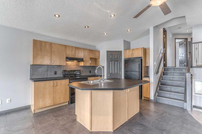 6 Bridlecrest Boulevard Sw, Home with 3 bedrooms, 2 bathrooms and 2 parking in Calgary AB | Image 3