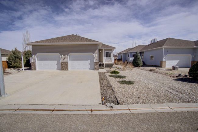 4 Skyline Mews, Home with 3 bedrooms, 2 bathrooms and 3 parking in Claresholm AB | Image 2