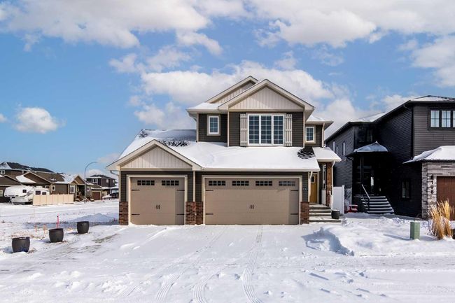 200 Hamptons Crescent Se, Home with 3 bedrooms, 2 bathrooms and 6 parking in Medicine Hat AB | Image 1