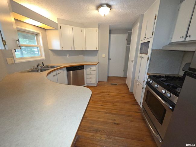 201 E 3 Rd St, Home with 3 bedrooms, 2 bathrooms and 2 parking in Christopher IL | Image 9
