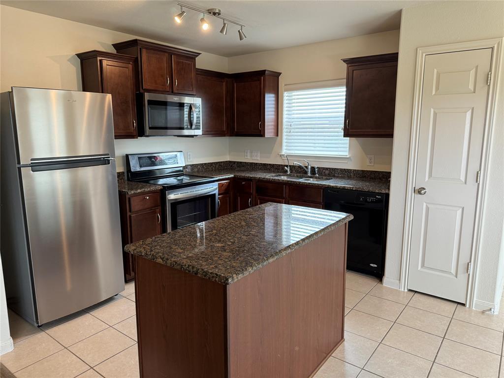 Residential Lease in Manor 3