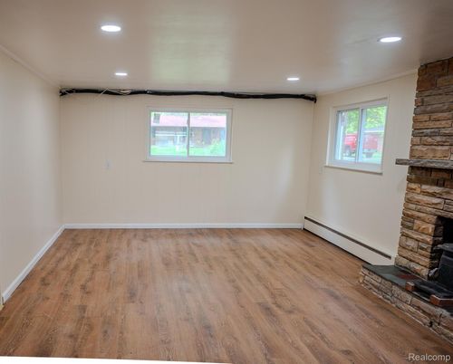 46254 Custer Ave, Utica, MI, 48317-5804 | Card Image