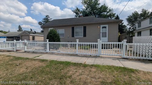 913 Boston Ave, Waterford, MI, 48328-3701 | Card Image