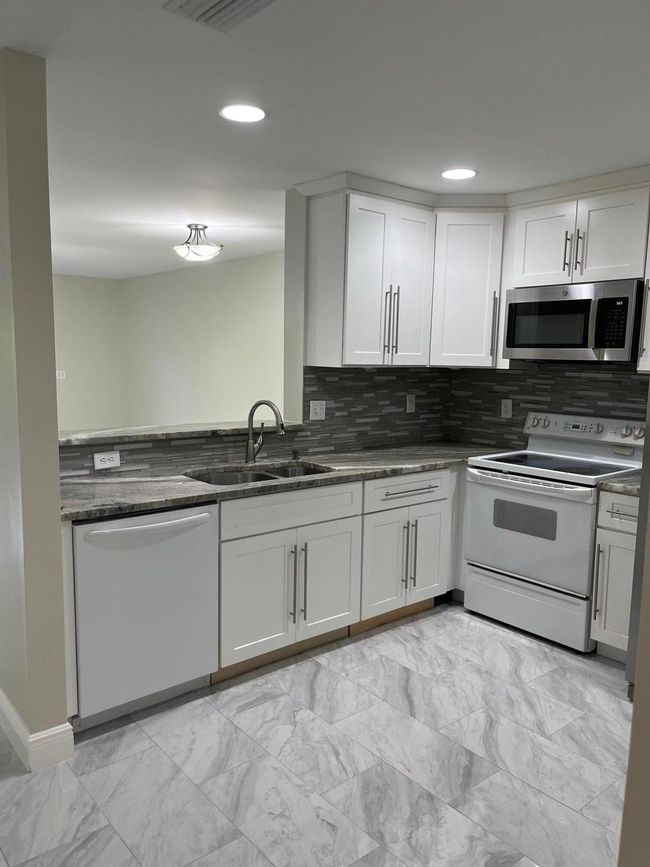 9826 Kamena Cir, Condo with 3 bedrooms, 3 bathrooms and null parking in Boynton Beach FL | Image 8