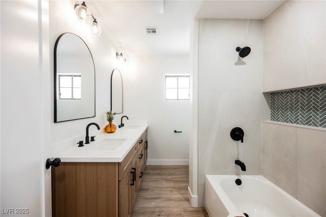 Tiled tub/shower | Image 26