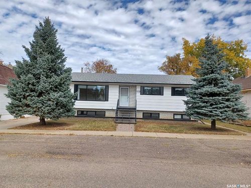 113 5th Ave, Gravelbourg, SK, S0H | Card Image