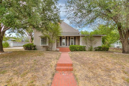 704 N Broadway St, Ballinger, TX, 76821-3904 | Card Image