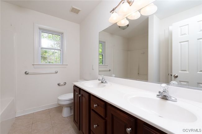 Primary ensuite bathroom with double vanity | Image 31