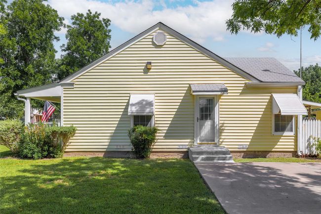 Side entrance to primary bedroom. | Image 26
