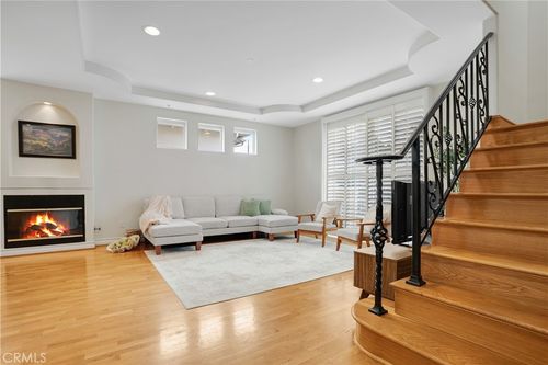 1-10623 Moorpark St, Toluca Lake, CA, 91602-3613 | Card Image