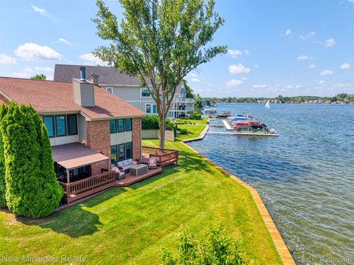 2226 Bowles St, Fenton, MI, 48430-8831 | Card Image