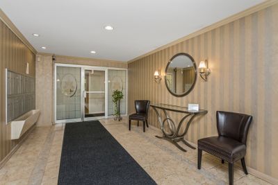 304 - 444 Washington Boulevard, Condo with 2 bedrooms, 2 bathrooms and 1 parking in Oak Park IL | Image 2