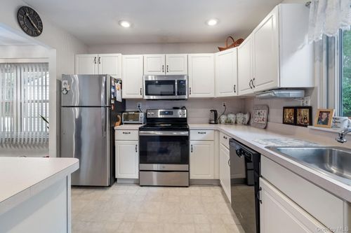 304 Kingston Ct, Ridge, NY, 11961-2059 | Card Image