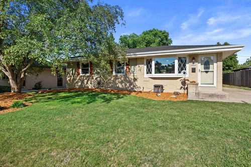 W148N8416 Albert Place, Menomonee Falls, WI, 53051 | Card Image