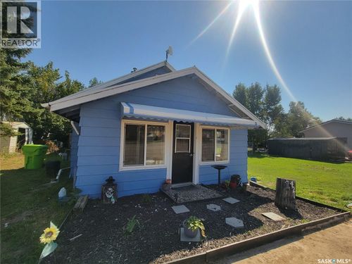 421 4th St, Denzil, SK, S0L1S2 | Card Image