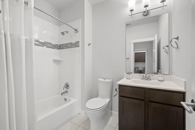 Full guest bathroom on the 2nd floor | Image 31