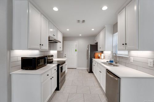 9391 Valley Gate, San Antonio, TX, 78250-5786 | Card Image