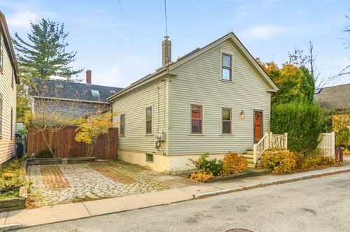 6 Sunshine Ct, Newport, RI, 02840-1914 | Card Image