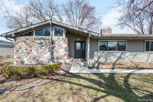 16615 Walcliff Dr, Clinton Township, MI, 48035-2280 | Card Image