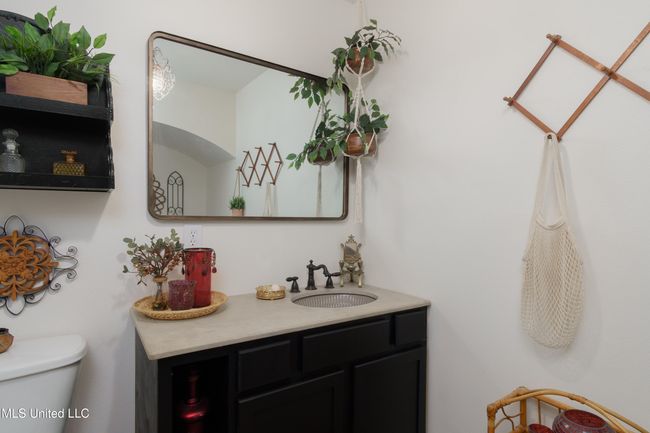 Upstairs Bathroom | Image 26