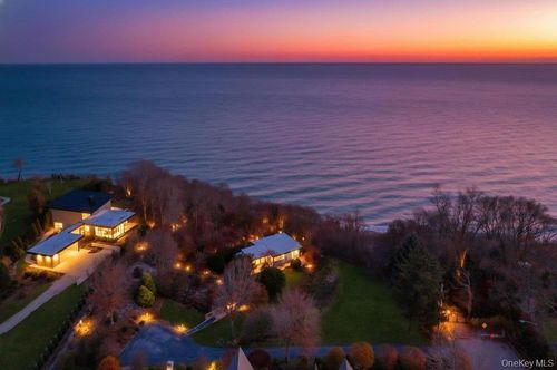 2 Dolphin Way, Riverhead, NY, 11901-6301 | Card Image