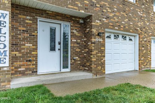 1066 Pleasant St, Bismarck, ND, 58504-6241 | Card Image