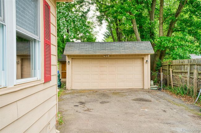 Two-car detached garage | Image 22