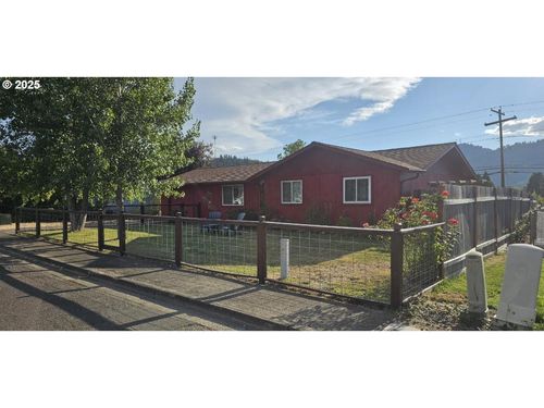 208 Ne Darcie Way, Myrtle Creek, OR, 97457-9058 | Card Image