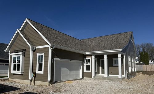 369 Evergreen Lane, Pewaukee, WI, 53072 | Card Image