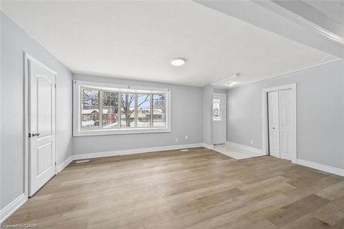 40 Donald St, Kitchener, ON, N2B3G5 | Card Image