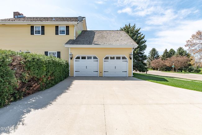 1872 Contessa Dr, House other with 4 bedrooms, 3 bathrooms and null parking in Bismarck ND | Image 37