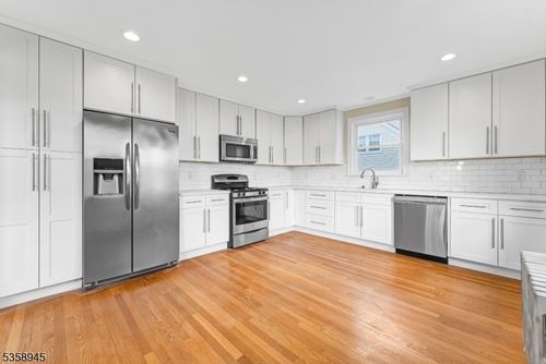 2-6 Van Dyke Pl, Summit, NJ, 07901-3816 | Card Image