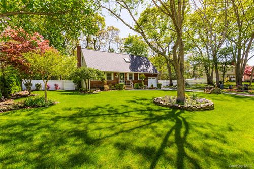8 Loretta Ct, Coram, NY, 11727-3104 | Card Image