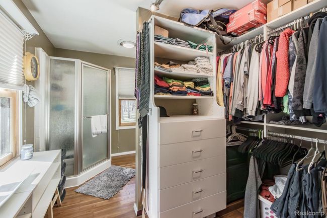Complete with closet & built-ins | Image 22