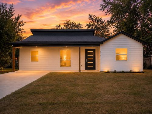818 Chickasaw Trce, Grand Prairie, TX, 75051-2917 | Card Image