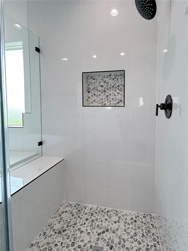 435 Angus Trl, House other with 4 bedrooms, 2 bathrooms and 2 parking in Angleton TX | Image 19